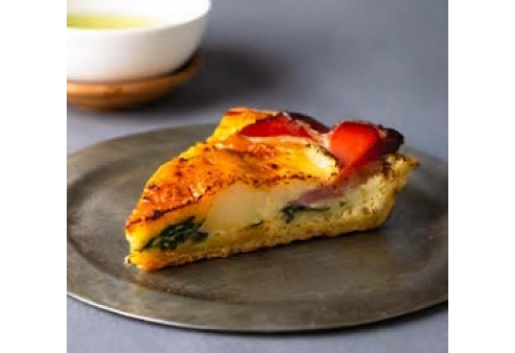 手作り燻製ベーコンのキッシュとお茶のセット