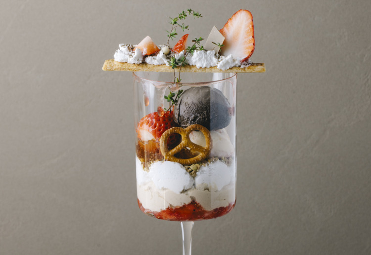 有機焙じ茶と苺のパフェ(イートインのみ)